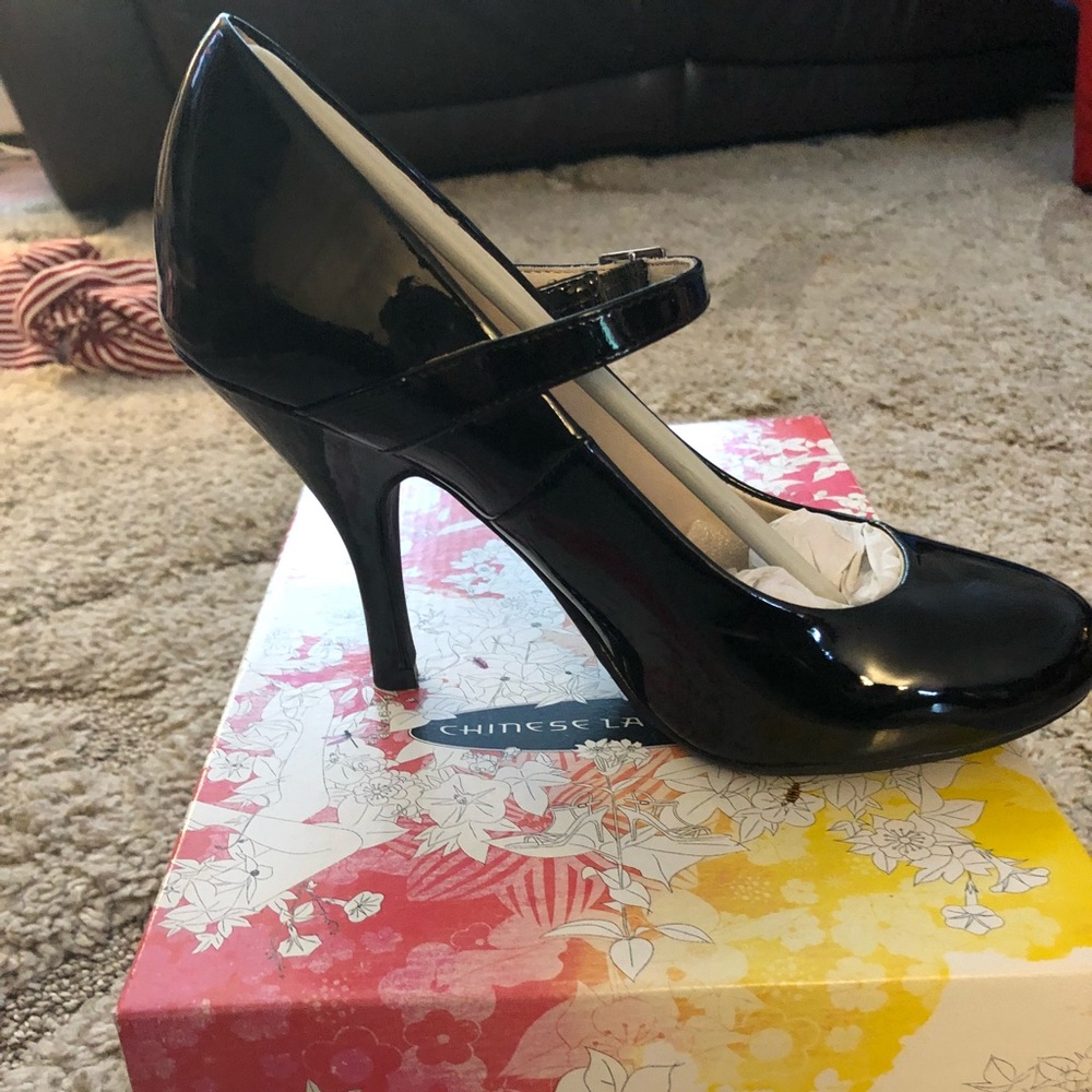 Black pumps